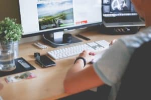 Image d'un technicien informatique qui tape sur son clavier, chez un client à Beaune, Santenay, Chalon ou Dijon
